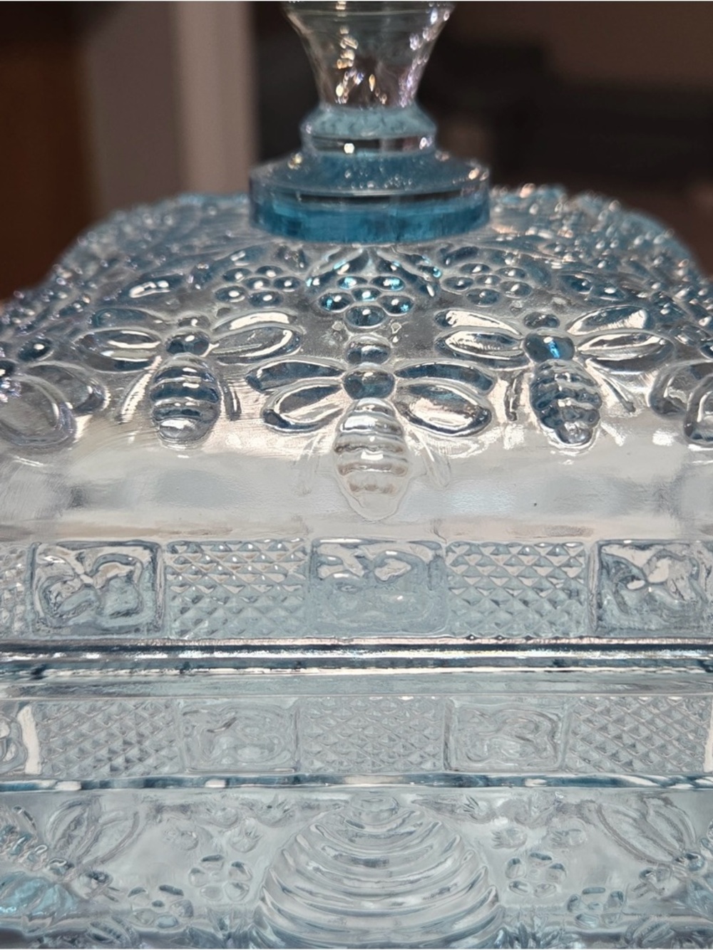 Tiara Bee Box (Vintage) - Picture 3 of 9